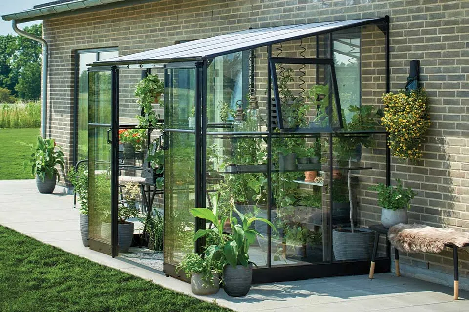 Royal Well | Qube LT 86 Tuinkas | Veiligheidsglas 3 mm met Polycarbonaat 6 mm Dak | Zwart Gecoat Royal Well | Qube LT 86 Tuinkas | Veiligheidsglas 3 mm met Polycarbonaat 6 mm Dak | Zwart Gecoat