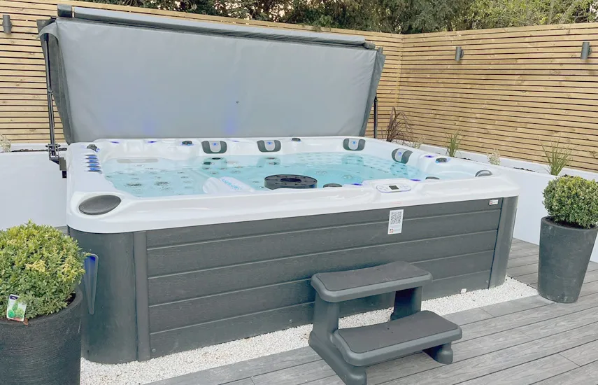 Genießen Sie ultimative Entspannung in Ihrem eigenen Outdoor Whirlpool Luxuriöser Outdoor Whirlpool in einem modernen Garten